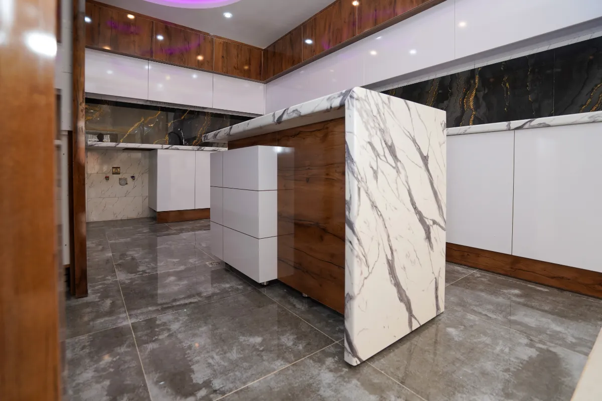 آشپزخانه الهام گرفته از طبیعت با اپن ترکیب سنگ سفید و چوب قهوه‌ای