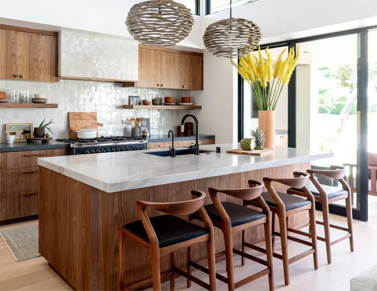 آشپزخانه الهام گرفته از طبیعت با لوستر و صندلی چوبی و صفحه کابینت سنگی