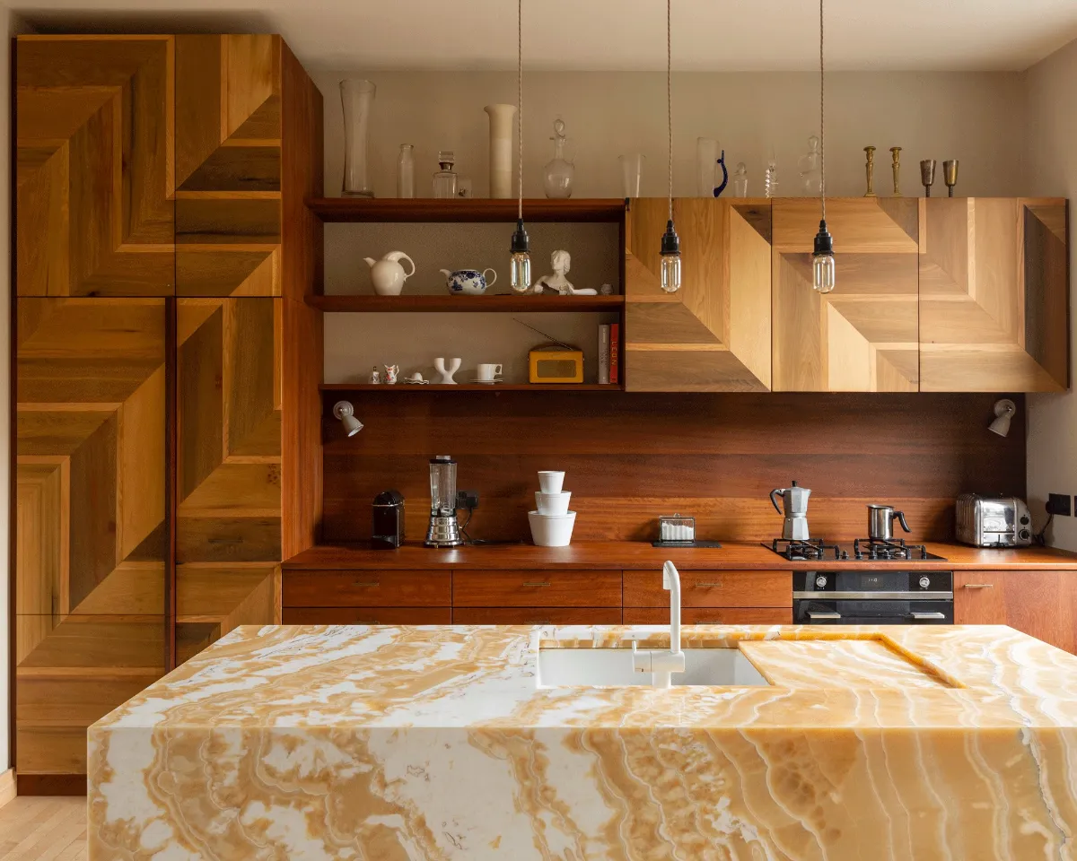 آشپزخانه الهام گرفته از طبیعت با کابینت چوبی طرحدار و کانتر سنگی طلایی سفید