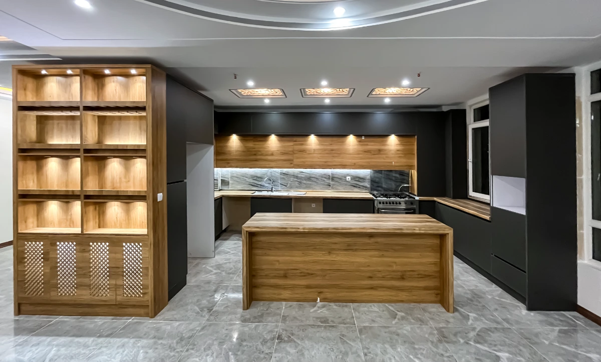 کابینت آشپزخانه طوسی و رنگ چوب با نورپردازی هالوژنی نقطه‌ای و نورهای سقفی مربعی
