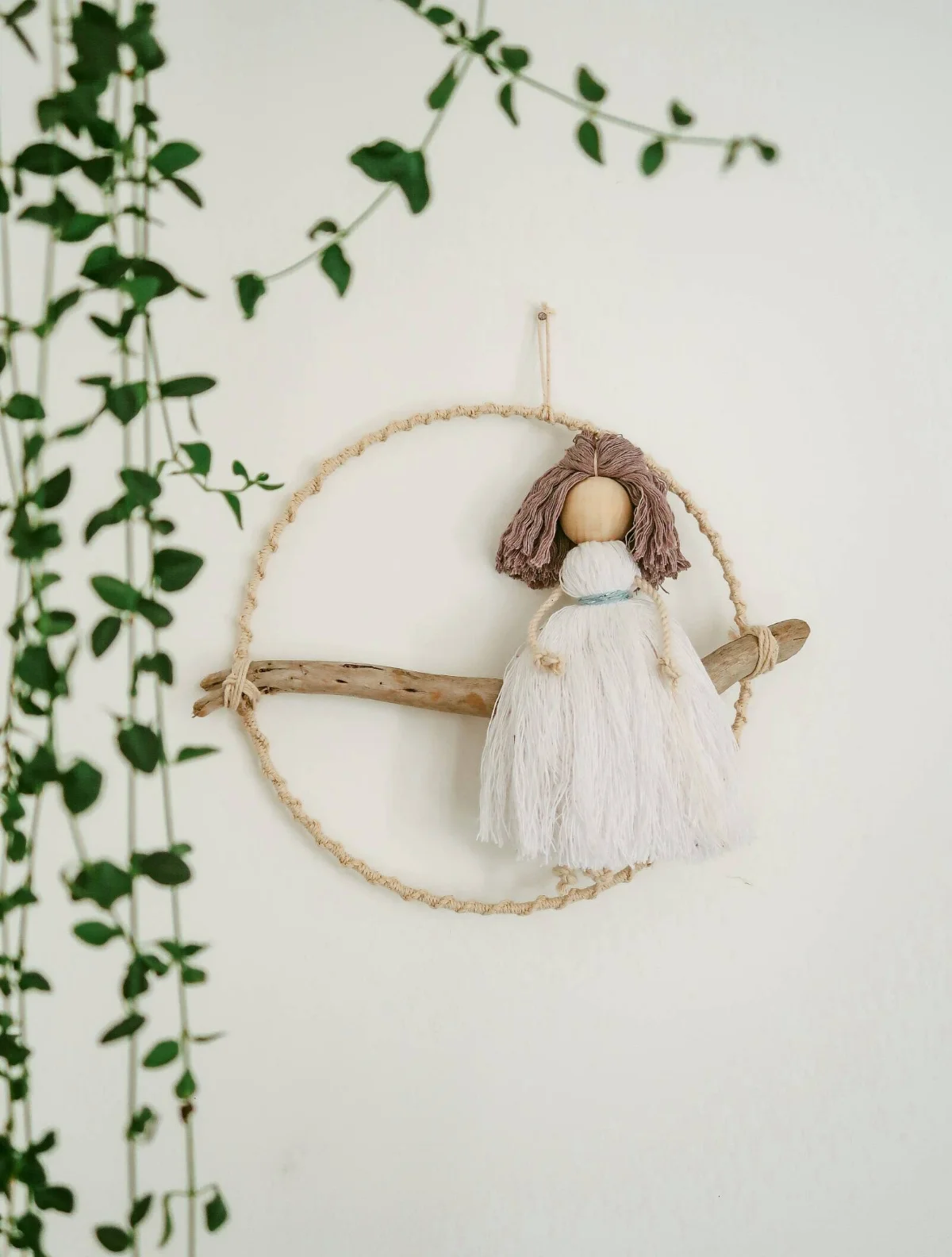 عروسک دست‌ساز آویزی برای دیوار اتاق دخترانه