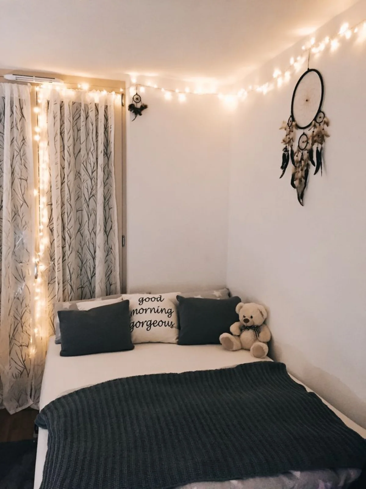 اتاق خواب دخترانه با آویز دیواری و تخت سفید مشکی