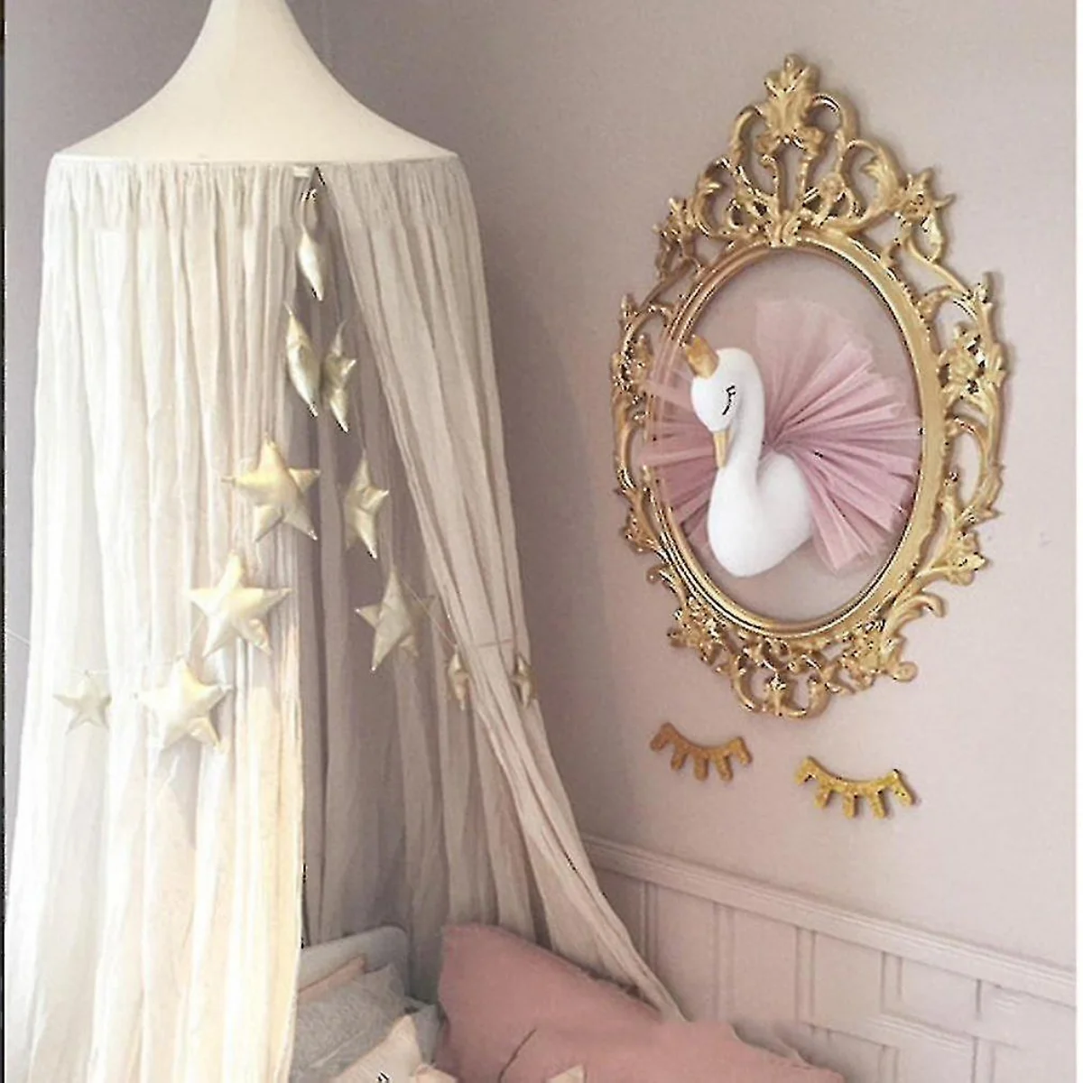 اتاق خواب دخترانه با تابلوی دیواری قو سفید و قاب طلایی