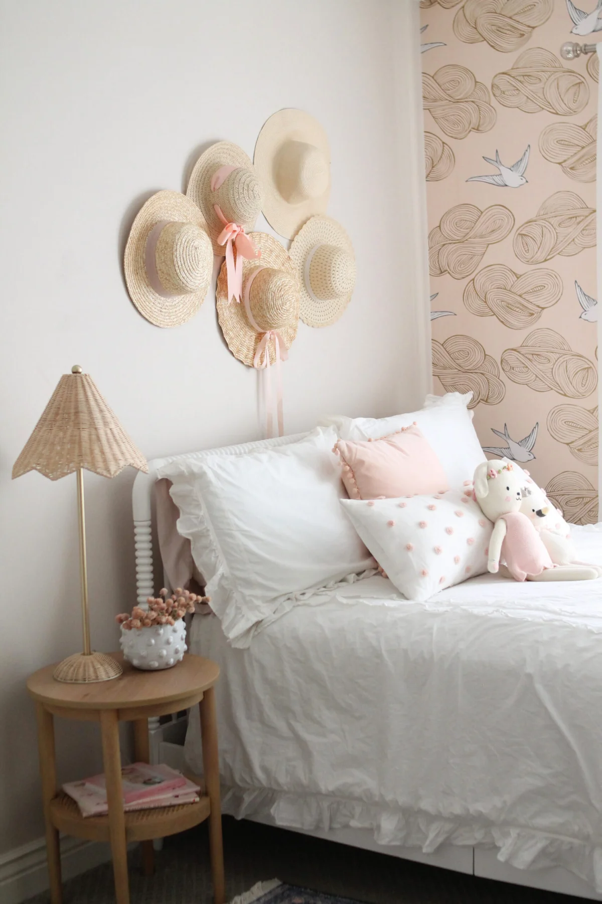 اتاق‌خواب دخترانه با تزئینات دیواری کلاه‌های حصیری