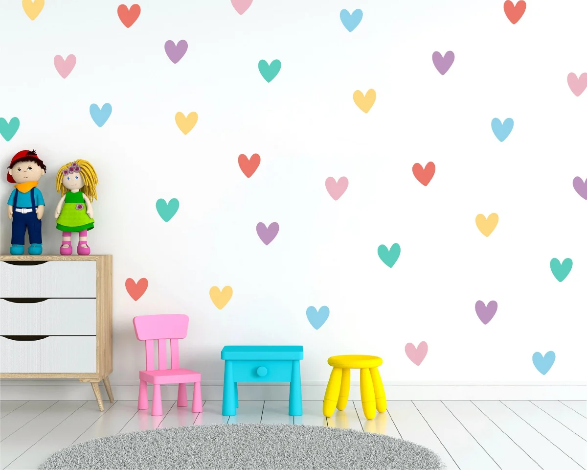 دکوراسیون اتاق دخترانه با دیوار سفید و برچسب‌های دیواری رنگی به شکل قلب