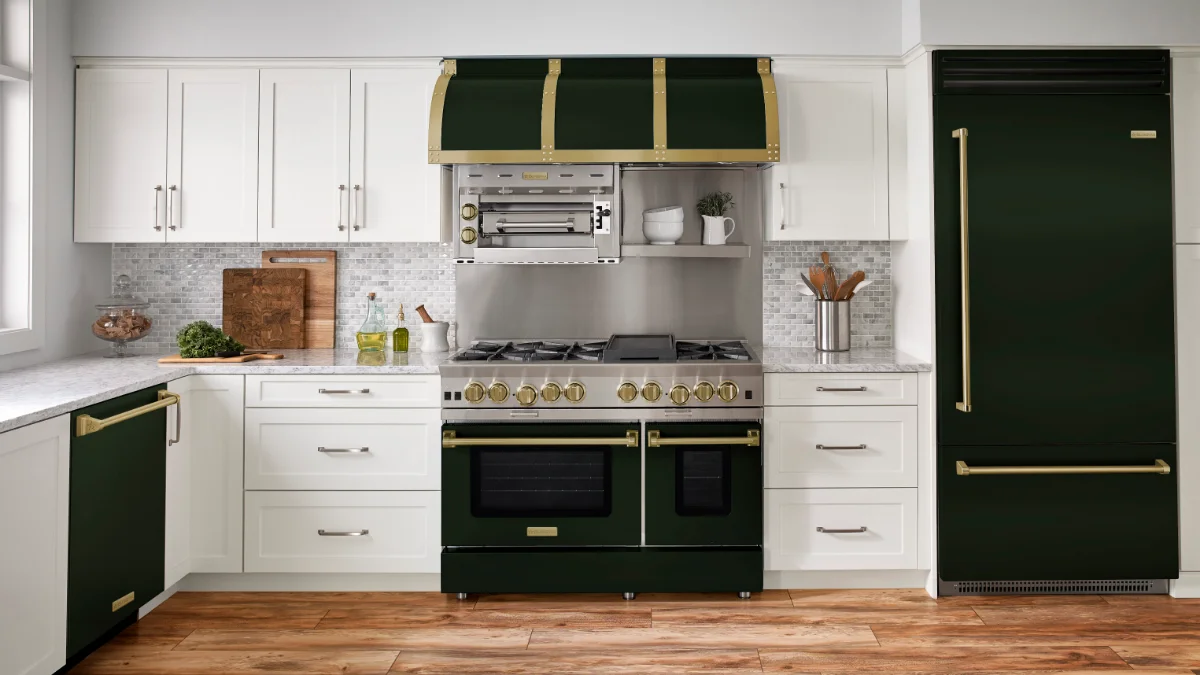 آشپزخانه با کابینت‌های سفید و وسایل برقی سبز براق تیره با جزئیات طلایی