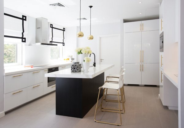 کابینت آشپزخانه سفید با دستگیره های طلایی